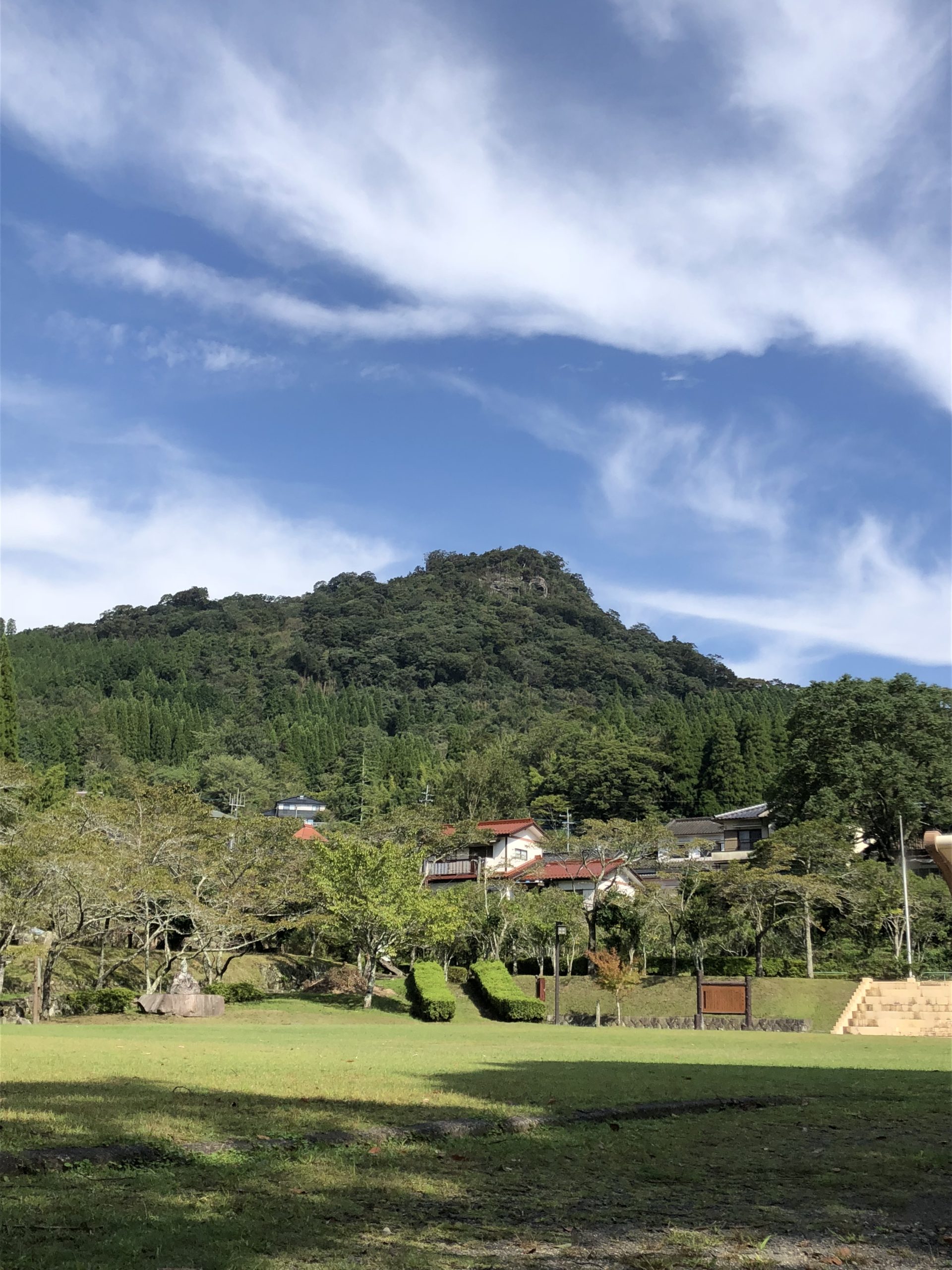 玖珠町　久留島庭園から眺める角埋山